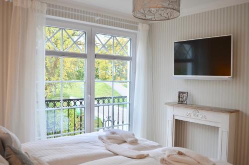 青斯特Villa Strandblick 11的一间卧室设有一张床和一个大窗户