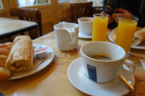 普孔Hostal Buena Tierra的桌子,上面放着咖啡和一盘面包