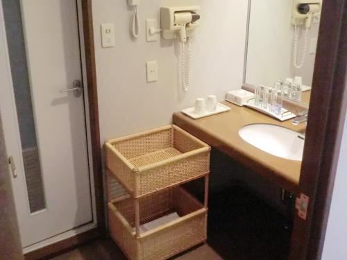 伊豆之国市大仙家的一间带水槽和镜子的浴室