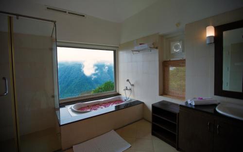 麦帕迪After the Rains - Rainforest Lodge的浴室设有窗户、水槽和淋浴