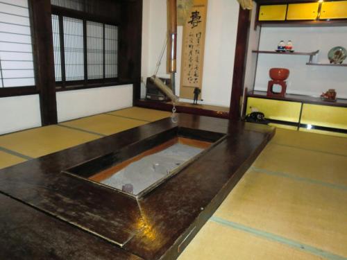 会津若松东山温泉元汤有马屋日式旅馆的一间房间中间设有一张桌子