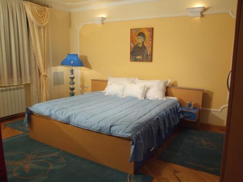 克拉列沃特诺格拉德酒店的一间卧室配有一张壁画床