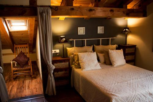 Tizneros塞戈维亚奥尔奎瑞亚卡萨乡村酒店的一间卧室,卧室内配有一张大床