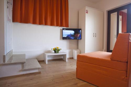 莫托文Soba Gracijela的客厅配有沙发和墙上的电视