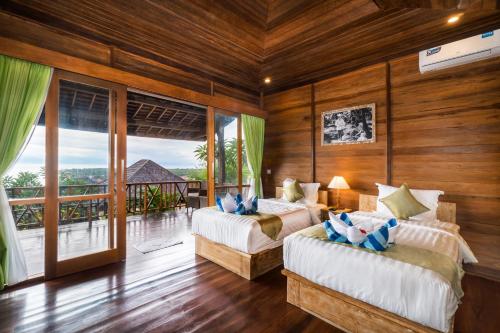 蓝梦岛耶加拉山山林小屋的一间带两张床的卧室和一个阳台