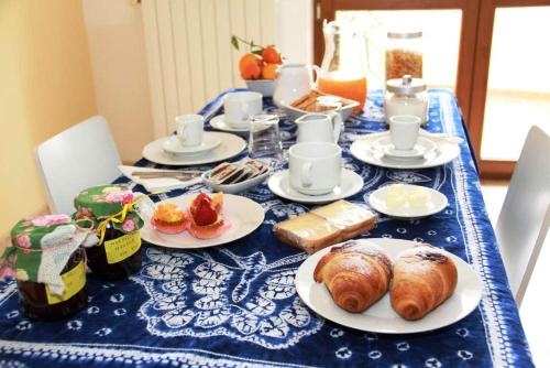 圣埃拉莫因科莱拉罗萨布2酒店的一张蓝色和白色的桌子,上面有盘子