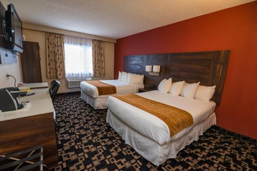 梅迪辛哈特梅迪辛哈特贝蒙特旅馆套房酒店的酒店客房配有两张床和一张书桌