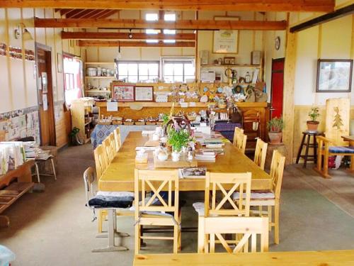 鹤居村心树乡村民宿的大型用餐室配有长桌和椅子