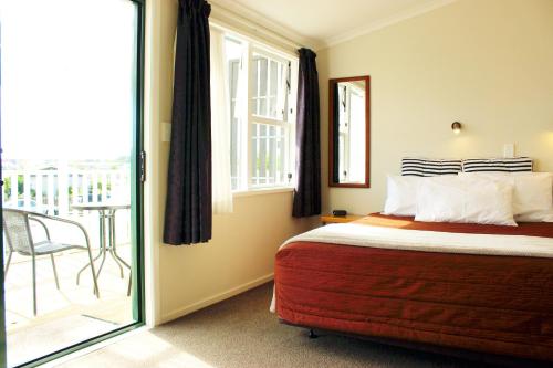 旺格努伊特阿瓦汽车旅馆的酒店客房设有一张床和一个阳台。