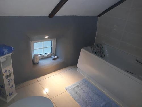 CorderrySams cottage的一间带白色浴缸和窗户的浴室
