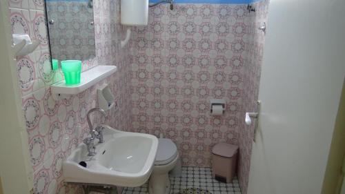 波罗斯Poros House Hotel的一间带水槽和卫生间的小浴室