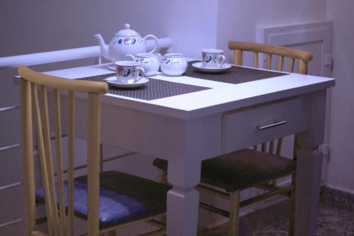 弗洛里亚纳Door Eight的一张桌子、两把椅子和茶具