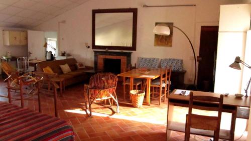 巴尔加科达提旅馆的客厅设有壁炉、桌子和椅子