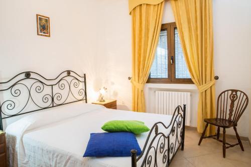 莱乌卡Villa Pietra Incantata的一间卧室配有一张带绿色枕头的床