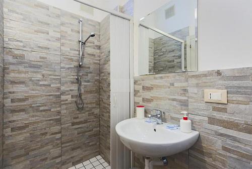 里米尼嘉莱士里米尼酒店的一间带水槽和淋浴的浴室