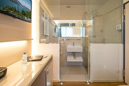 比索内坎皮奥内酒店的带淋浴和盥洗盆的浴室