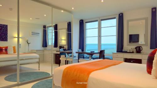 利明顿海洋大厦酒店的酒店客房 - 带一张床和用餐室
