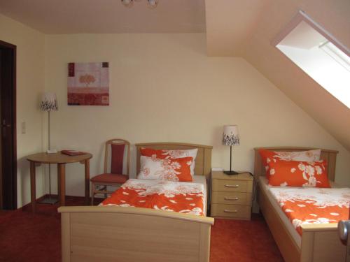 格赫伦-莱宾Pension Roez的阁楼卧室设有两张床和窗户。