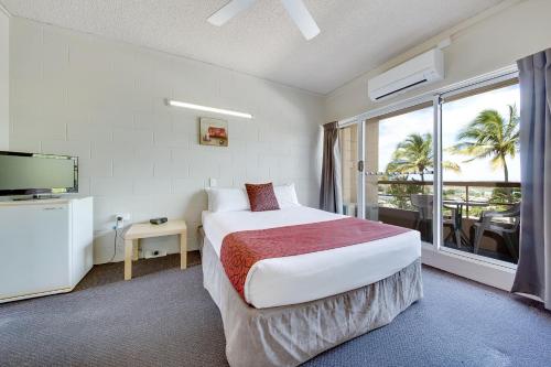 格拉德斯通Camelot Motel的酒店客房设有一张床和一个大窗户