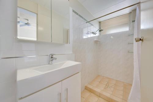 格拉德斯通Camelot Motel的白色的浴室设有水槽和淋浴。