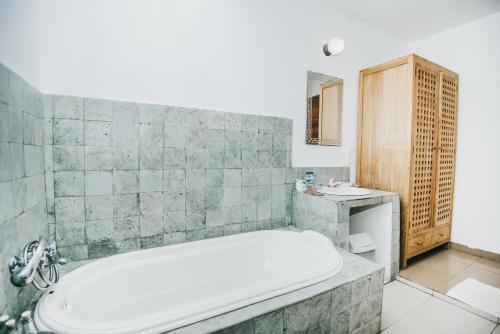 蓝梦岛勒姆博南悬崖别墅的带浴缸和盥洗盆的浴室