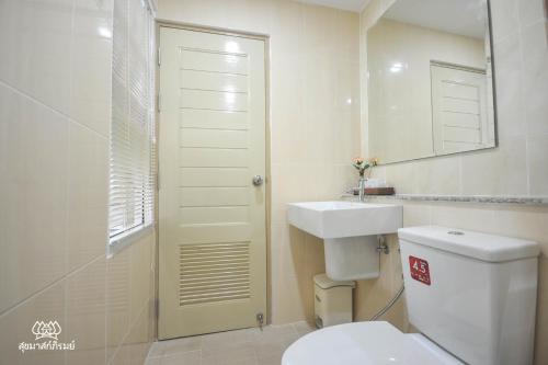 呵叻素克哈玛斯皮罗姆酒店的一间带卫生间、水槽和镜子的浴室