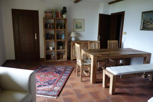 滨湖采尔Landhaus Schmittenblick的客厅配有木桌和椅子