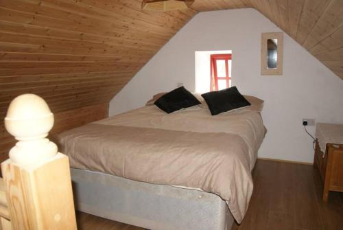 伊尼什莫尔岛Aran Thatch Cottage的阁楼上的卧室配有一张大床