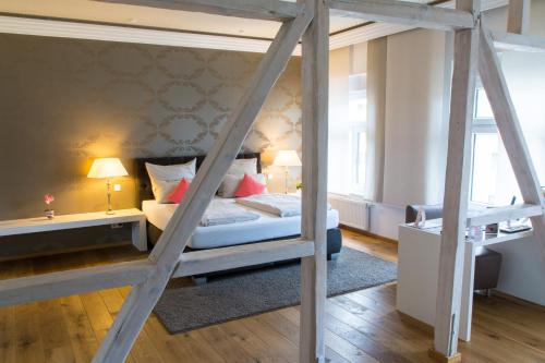杜塞尔多夫海尔维套房酒店的一间卧室配有带梯子的双层床