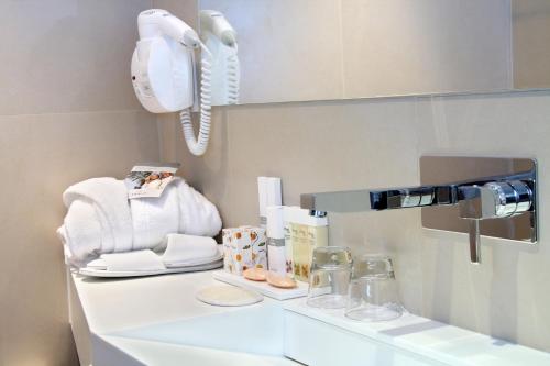拉纳卡阿莫格斯精品酒店的浴室设有白色的柜台,上面有一些物品