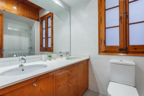 巴塞罗那Flateli Aribau的一间带水槽、卫生间和镜子的浴室