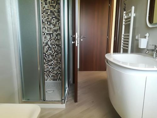 蒙特西尔瓦诺Chez Giulia的带淋浴、卫生间和盥洗盆的浴室