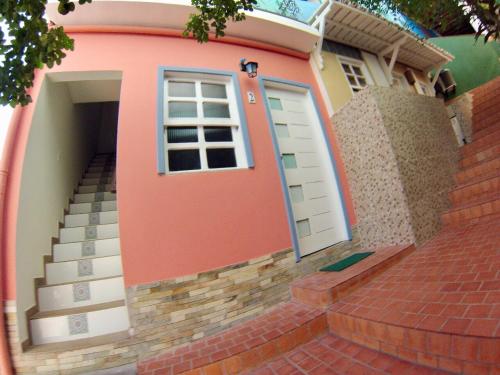 莫罗圣保罗Casinhas do Morro的门前有门和楼梯的房子