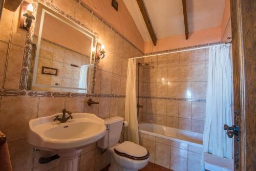 Isora卡萨阿布恩拉玛丽亚度假屋的浴室配有盥洗盆、卫生间和浴缸。