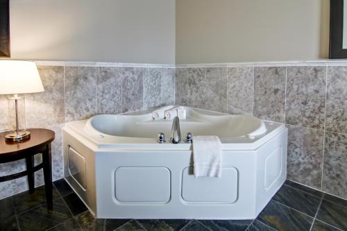 布兰登Best Western Plus Brandon Inn的浴室内配有浴缸和水槽