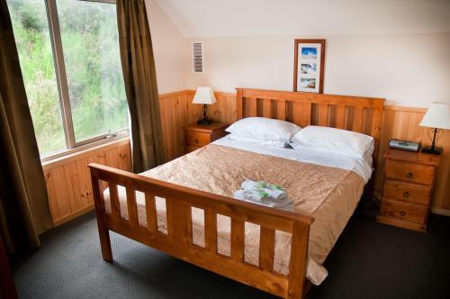 布赖特Whistler的一间卧室设有一张木床和一个窗户。
