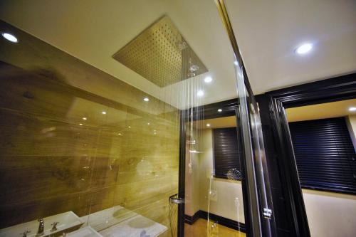 伊斯坦布尔加拉塔诺德斯登酒店的带淋浴、水槽和镜子的浴室