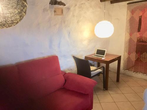 亚伊萨"Ziegenstall" mit Meerblick的客厅配有沙发和带笔记本电脑的桌子