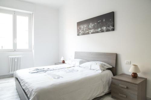 米兰Mi Suzzani的一间卧室设有一张大床和一台墙上的电视。