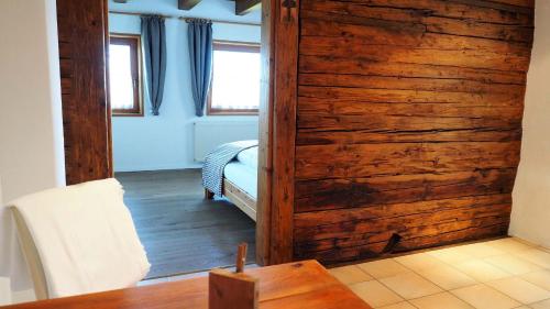 IrschenBergh AM BERG的客房设有木墙、一张床和一张桌子。