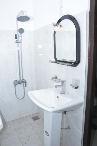 高尔Star Nodes Villa的白色的浴室设有水槽和镜子
