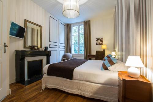 图尔瓦勒德洛尔酒店的一间卧室设有一张大床和一个壁炉