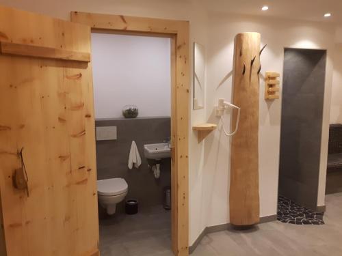 齐勒谷地里德Appartement Catrin mit Wellnessbereich und Aroma-Anwendungen的一间带卫生间和水槽的浴室