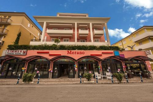 比比翁Casa Merano Residence & Ristorante Bibione Centro的一座大建筑,上面有墨西哥标志