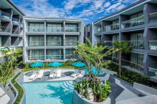 卡塔海滩The SIS Kata Resort - Adult Only的一座带游泳池的公寓大楼的图片