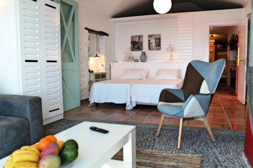 阿科达卡列塔OurMadeira - Cottage do Mar, secluded的客厅配有床和水果桌