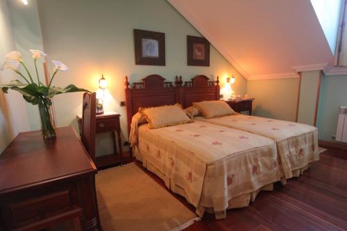 科维达波萨达埃尔索酒店的一间卧室配有一张床、两张桌子和花瓶