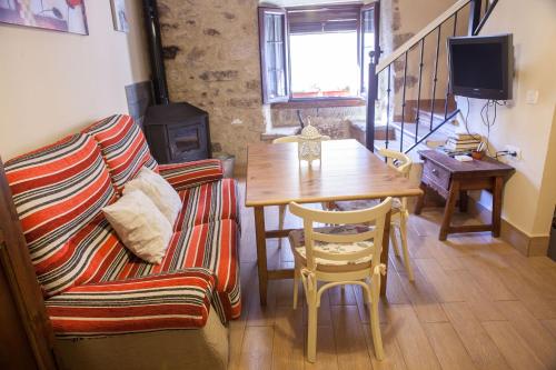阿塞沃Casa Rural La Barquilla的客厅配有沙发和桌子