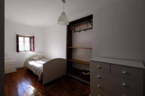 拜昂Casas do Casinhoto - Casa com Vista Douro的一间卧室配有一张床和一个梳妆台