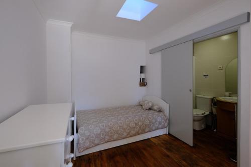 拜昂Casas do Casinhoto - Casa com Vista Douro的一间带床的小卧室和一间浴室